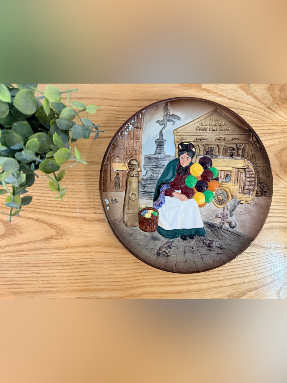 🌿4/$25 • ROYAL DOULTON The Old Balloon Seller Lady #D6649 Collector Plate